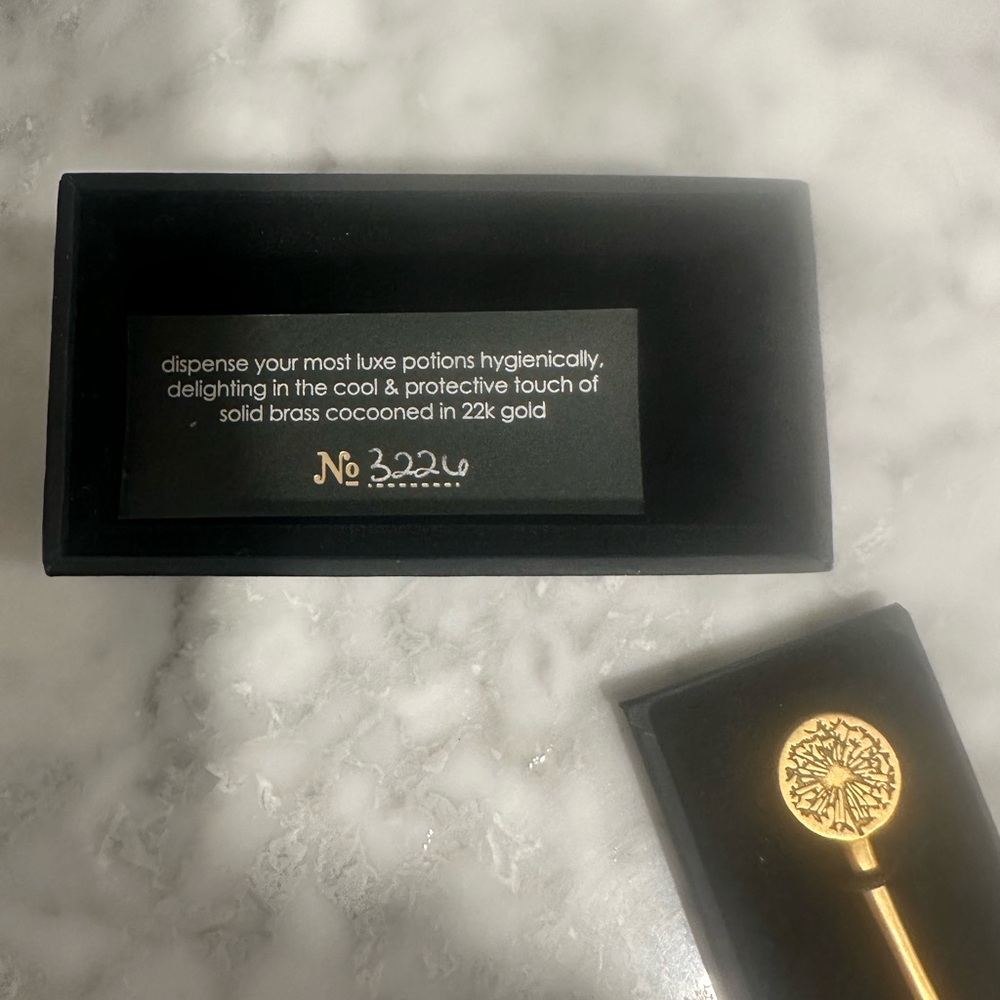 Elegant Gold Skincare Tool - Picture 4 of 4